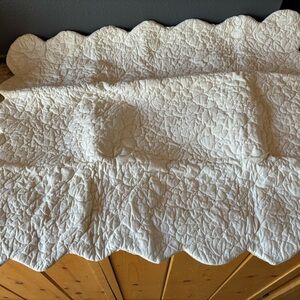 Garnet Hill NWT Ivory standard scalloped edge pillow shams